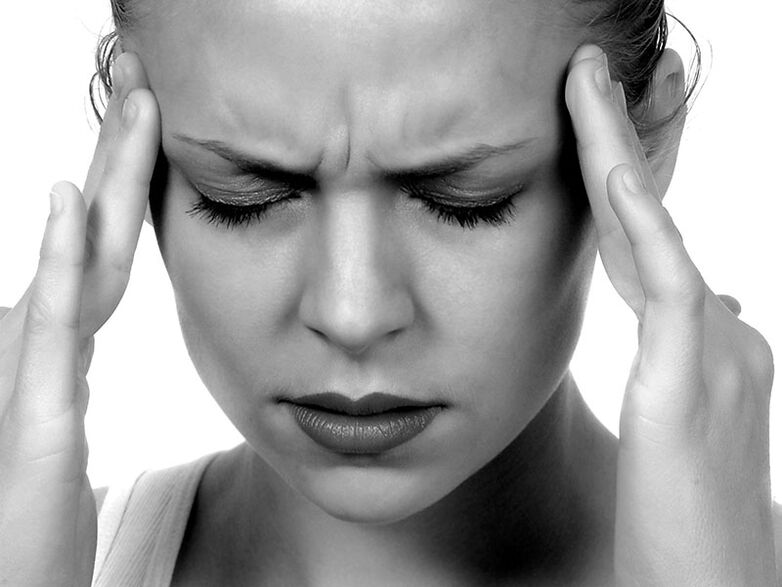 Головная боль – один из симптомов остеохондроза шейного отдела позвоночника